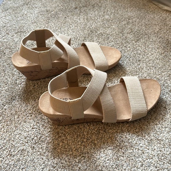 Naturalizer Tan Sandals - Picture 4 of 6